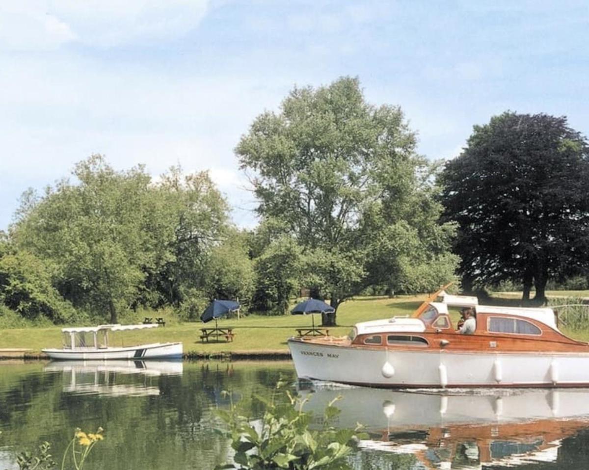 DINCKLEY COURT Boutique Riverside Rooms - Housity