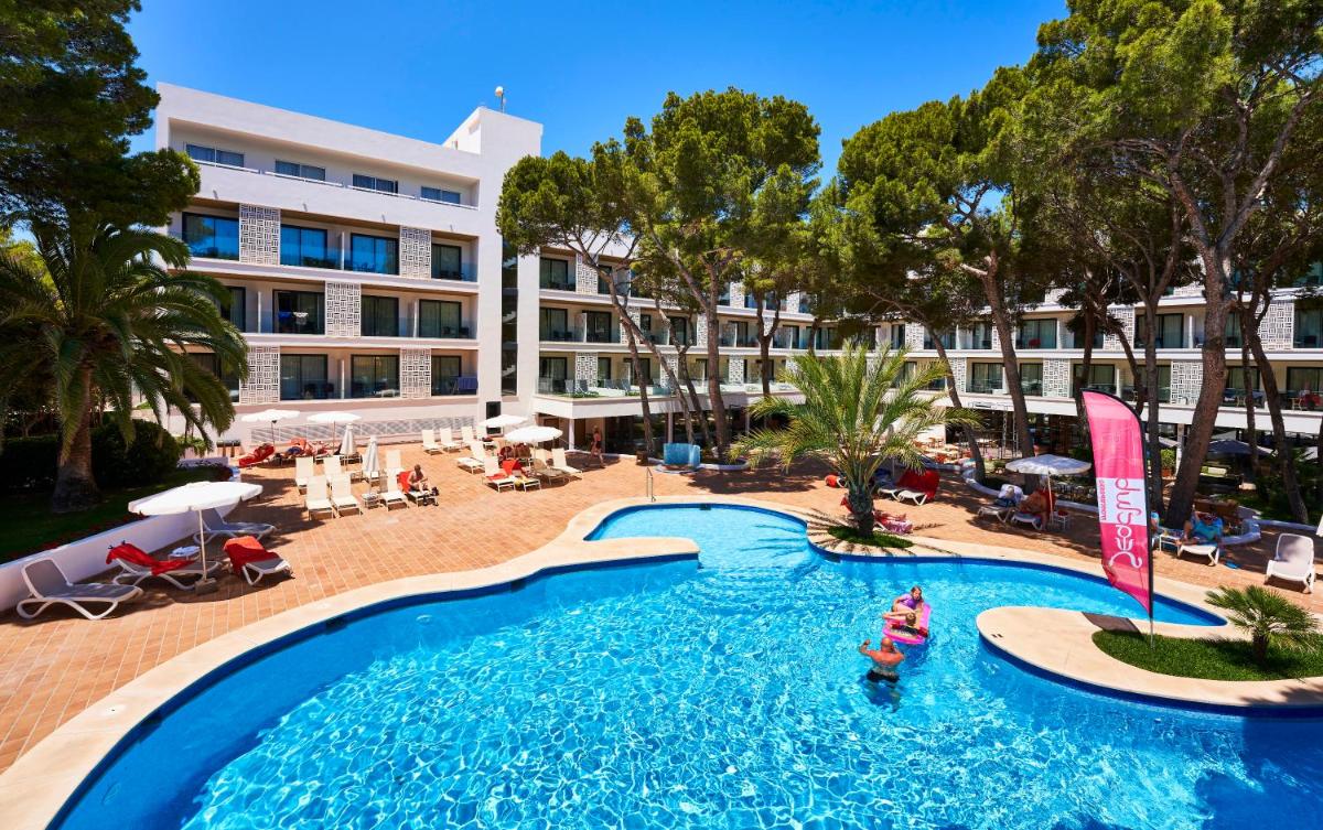 una gran piscina frente a un hotel en Hotel & Spa S'Entrador Playa, en Cala Ratjada