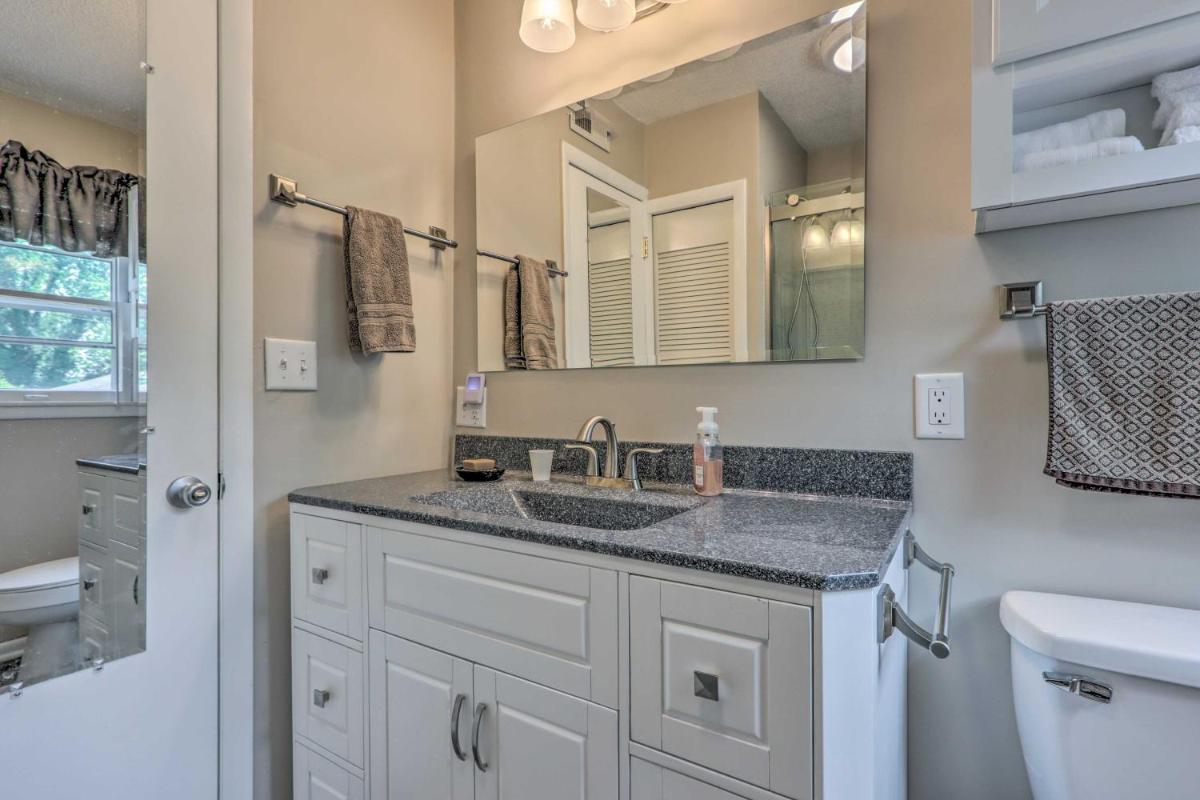 Cheerful Camdenton Cottage Steps to Lake! - Housity