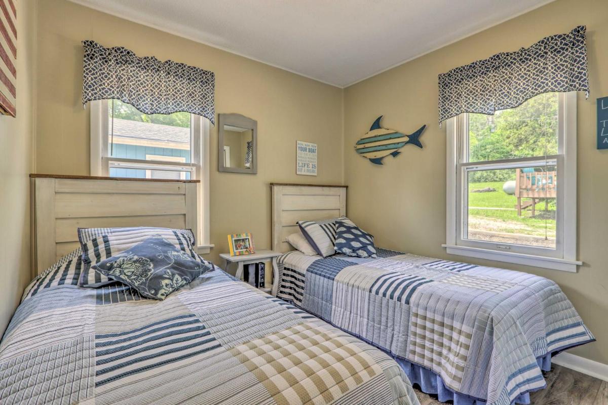 Cheerful Camdenton Cottage Steps to Lake! - Housity