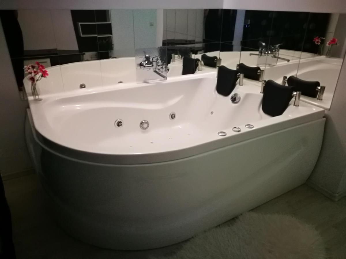 Iași Jacuzzi Apartment H - Housity