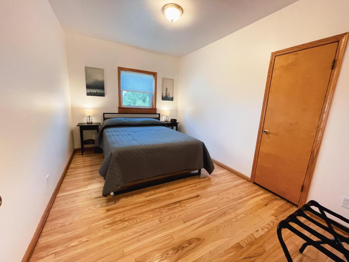 3 Bedroom home outside of Berlin, Patio with Hot Tub! - Housity