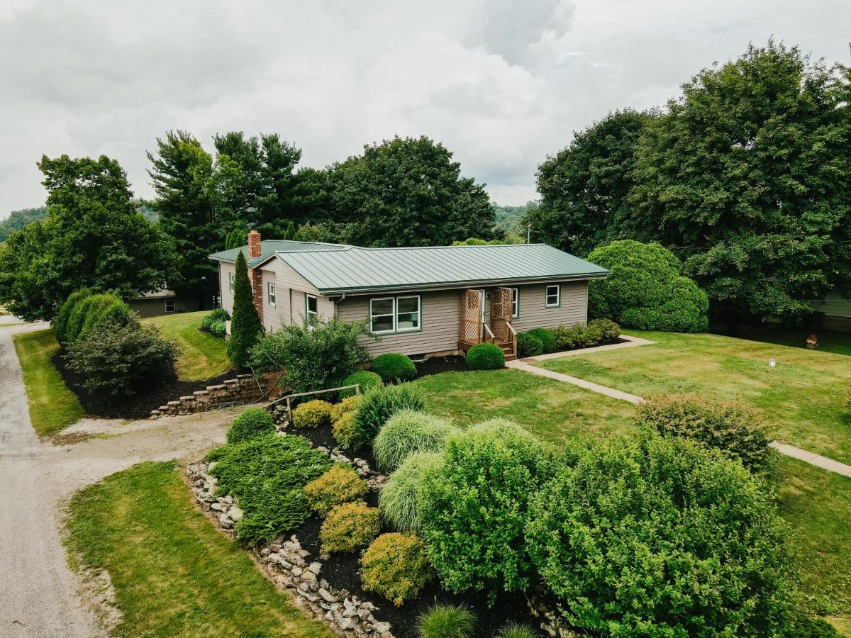 3 Bedroom home outside of Berlin, Patio with Hot Tub! - Housity