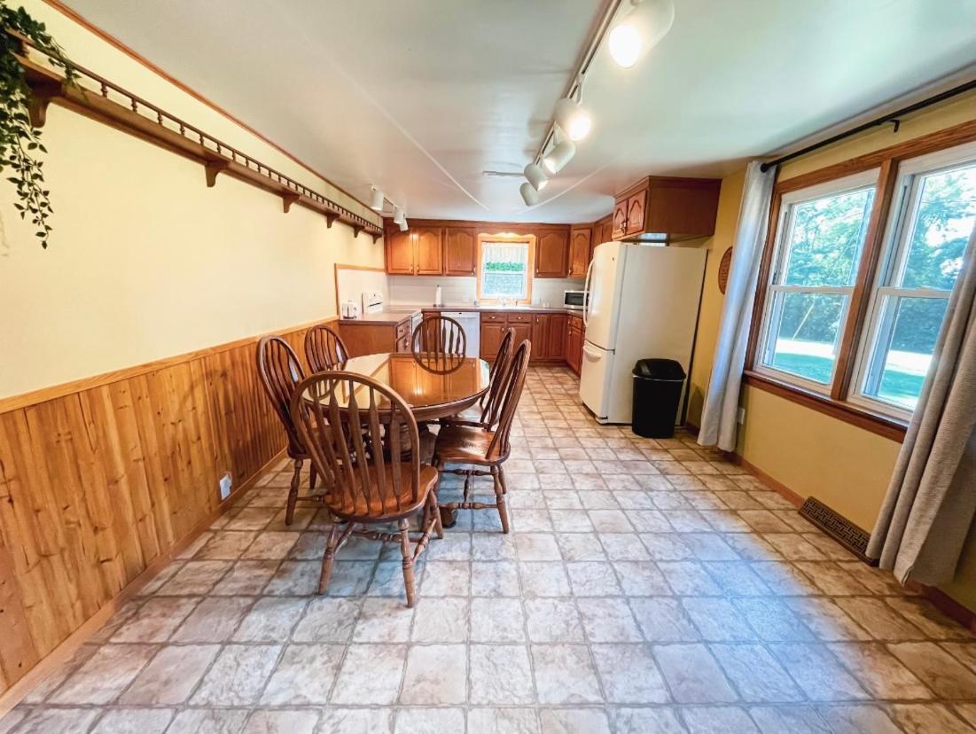 3 Bedroom home outside of Berlin, Patio with Hot Tub! - Housity