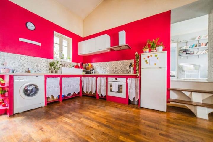 Appartement rouge avec jardin - Housity