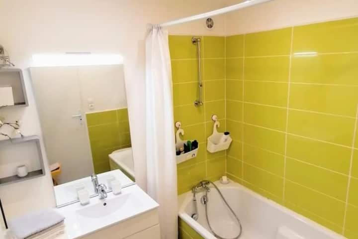 Appartement rouge avec jardin - Housity