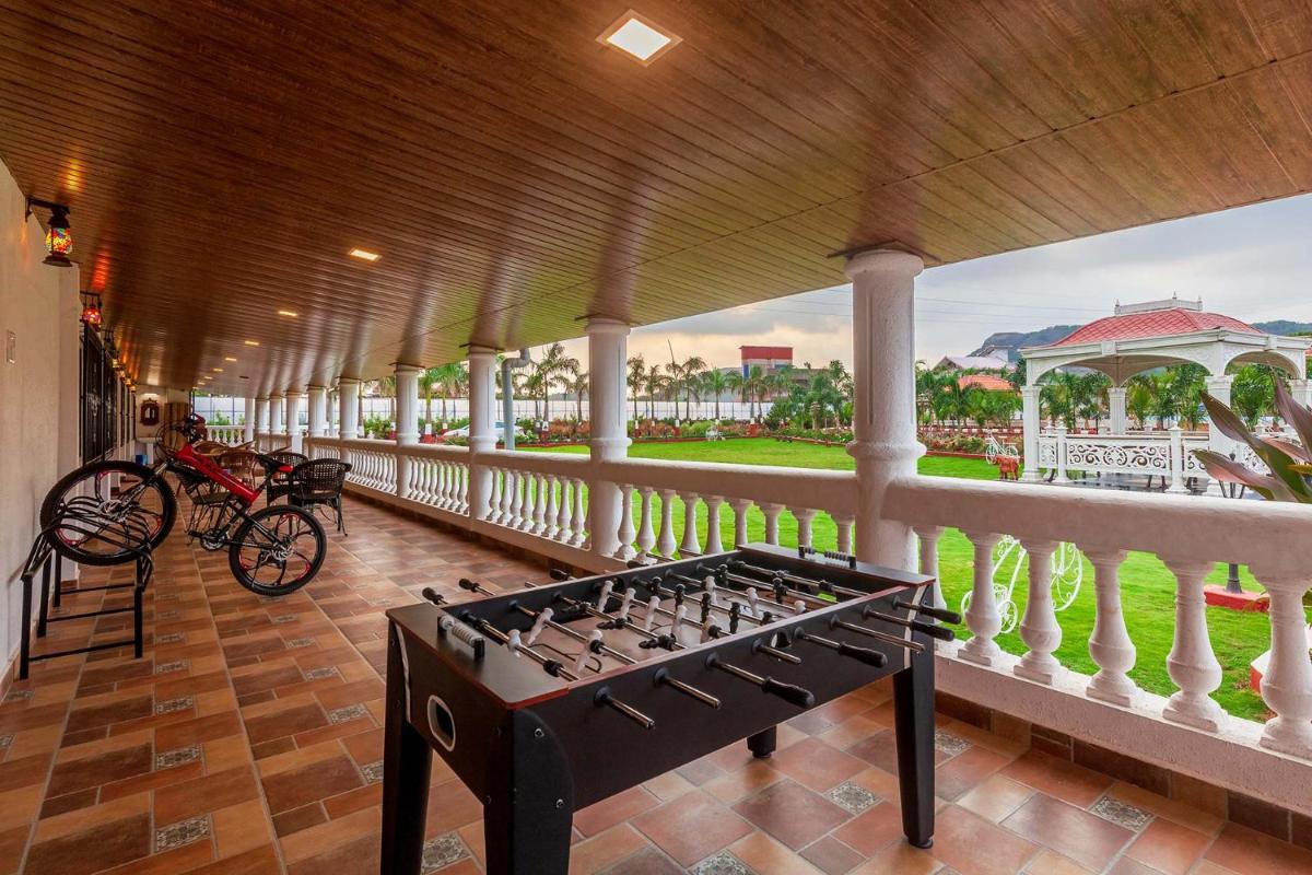 La Palm by StayVista - Mountain-view villa, boasting a spacious pool, Gym, Indoor games, Basketball court & A lush lawn with a gazebo - Housity