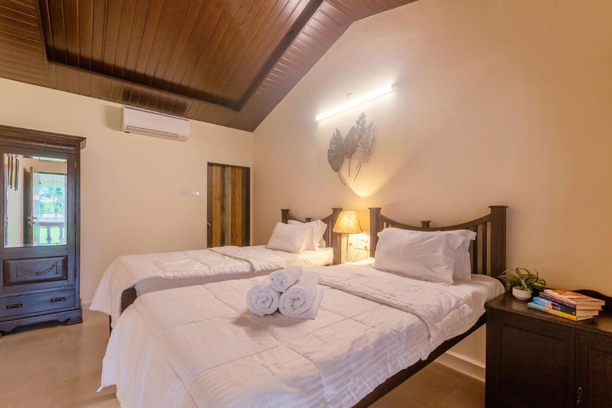 La Palm by StayVista - Mountain-view villa, boasting a spacious pool, Gym, Indoor games, Basketball court & A lush lawn with a gazebo - Housity
