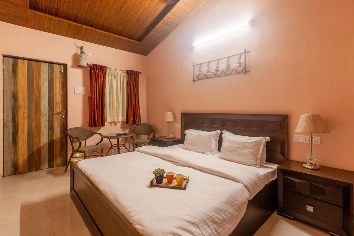 La Palm by StayVista - Mountain-view villa, boasting a spacious pool, Gym, Indoor games, Basketball court & A lush lawn with a gazebo - Housity