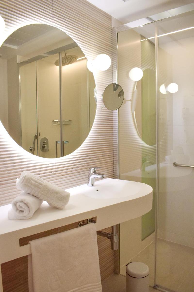 Un baño de Ambassador Playa I