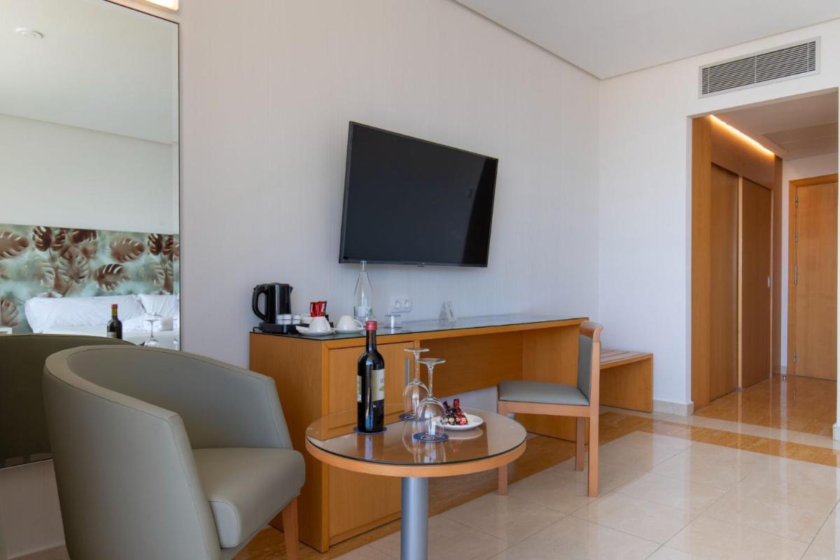 Una televisión o centro de entretenimiento en Hotel BCL Levante Club & Spa 4 Sup - Only Adults Recomended
