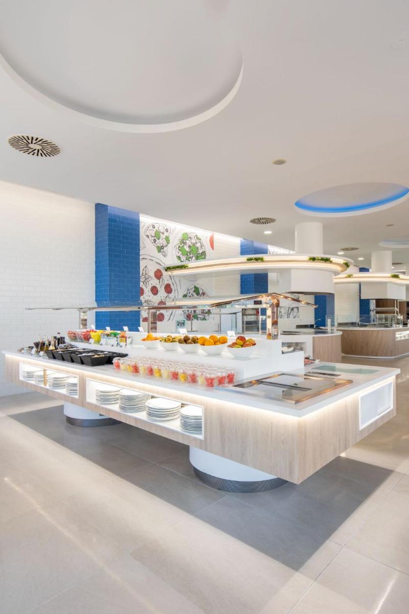 Comida en o cerca de este hotel