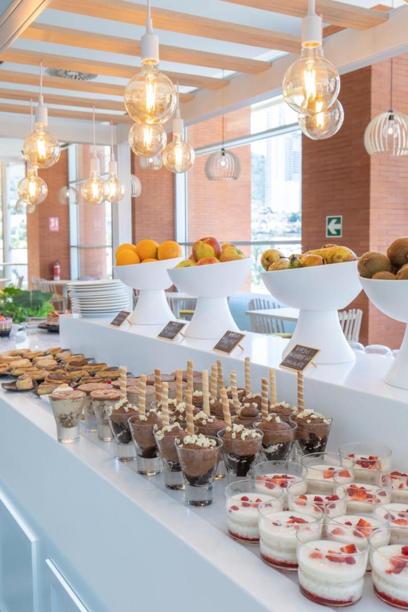 Comida en o cerca de este hotel