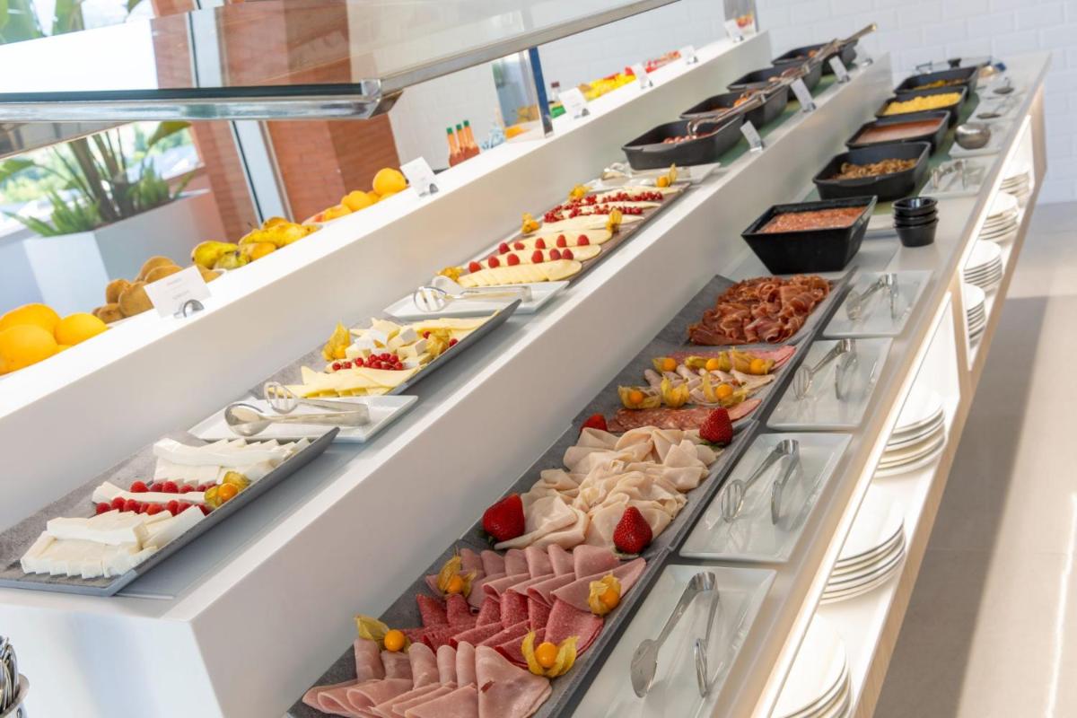 Comida en o cerca de este hotel