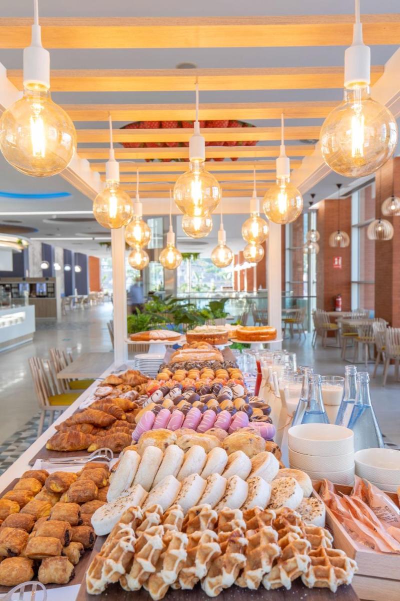 Comida en o cerca de este hotel