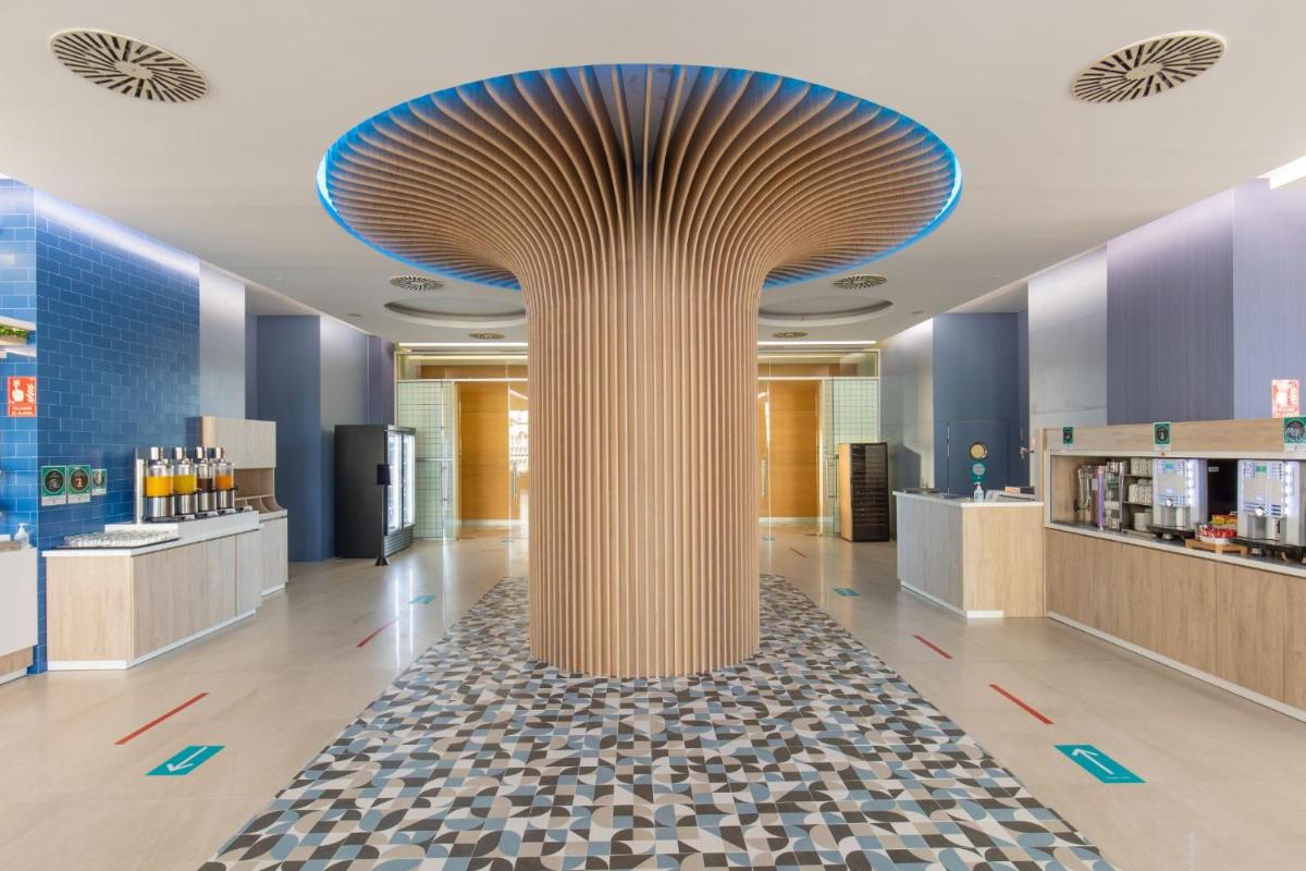 una gran columna en medio de un vestíbulo en Hotel BCL Levante Club & Spa 4 Sup - Only Adults Recomended, en Benidorm 103 fotos más