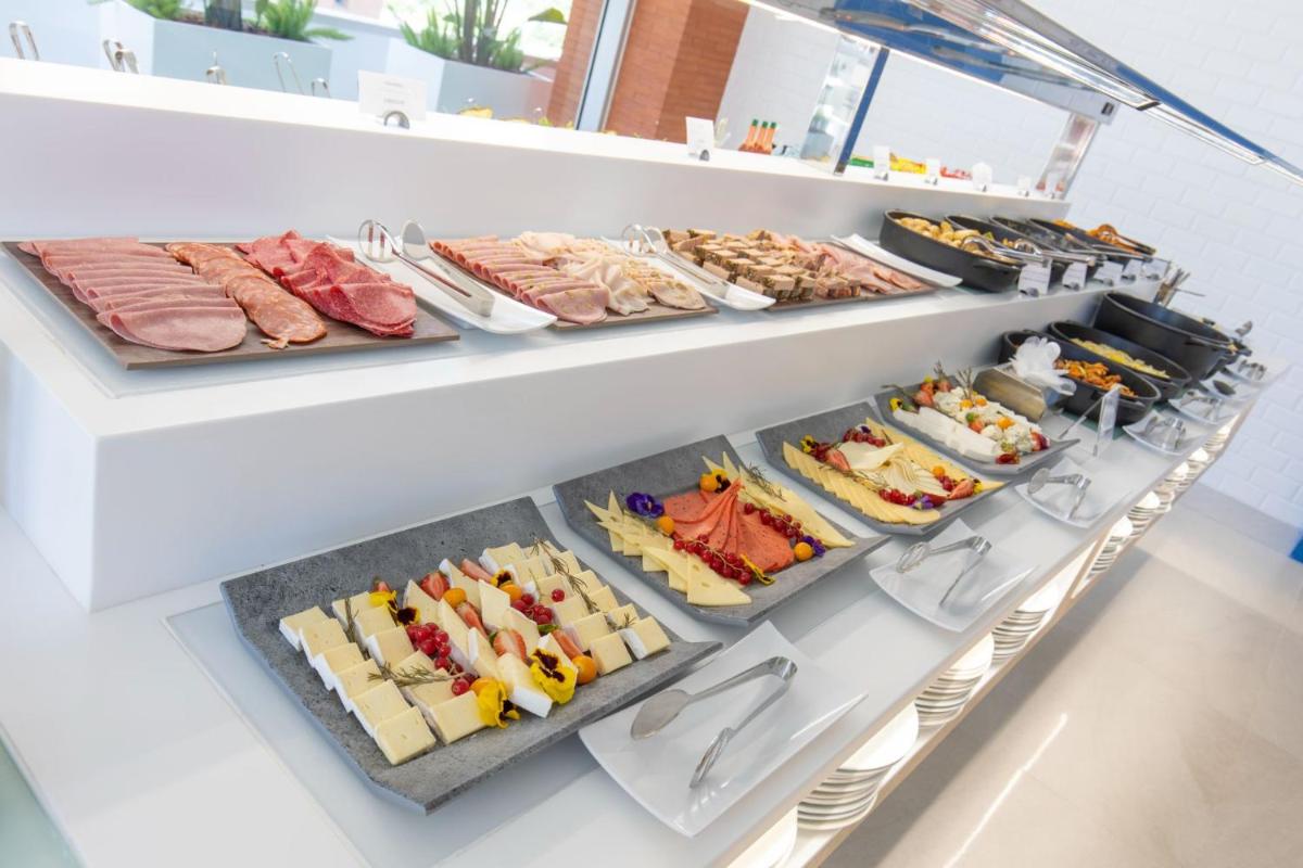 Comida en o cerca de este hotel