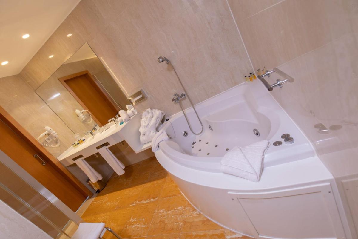Un baño de Hotel BCL Levante Club & Spa 4 Sup - Only Adults Recomended