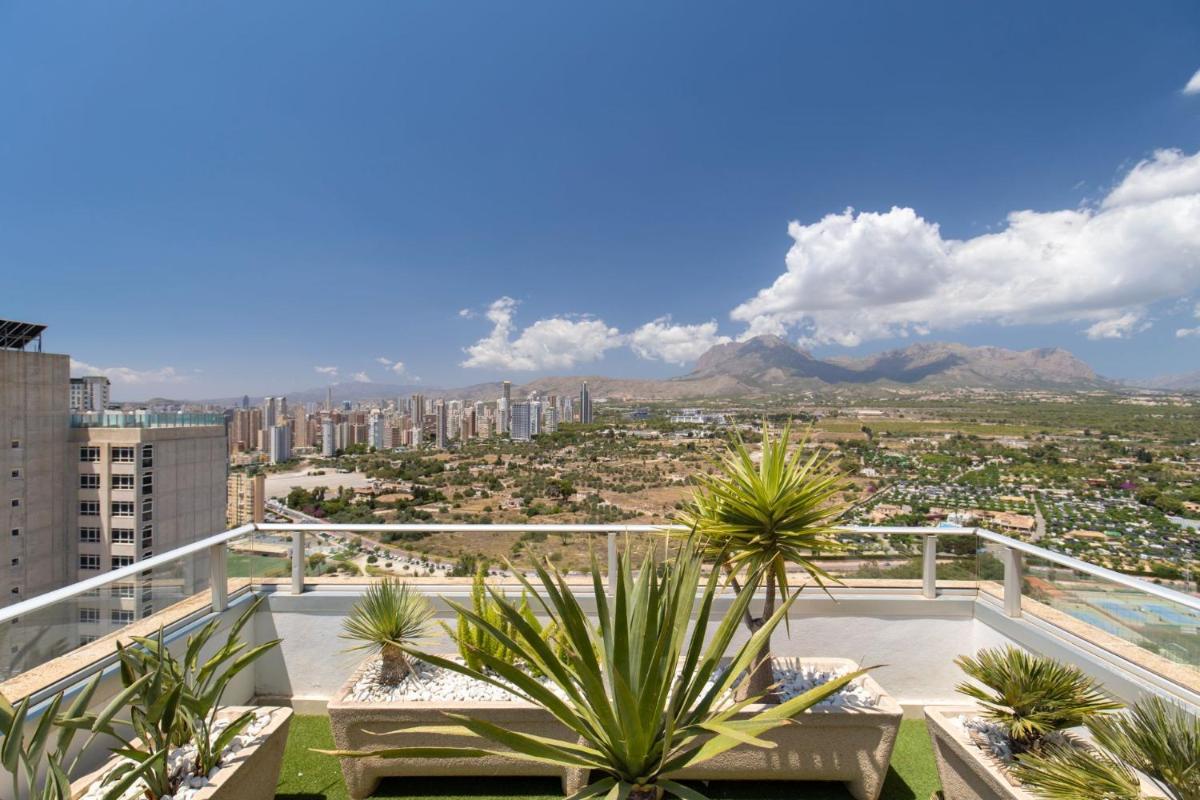 una vista de la ciudad desde el balcón de un edificio en Hotel BCL Levante Club & Spa 4 Sup - Only Adults Recomended, en Benidorm
