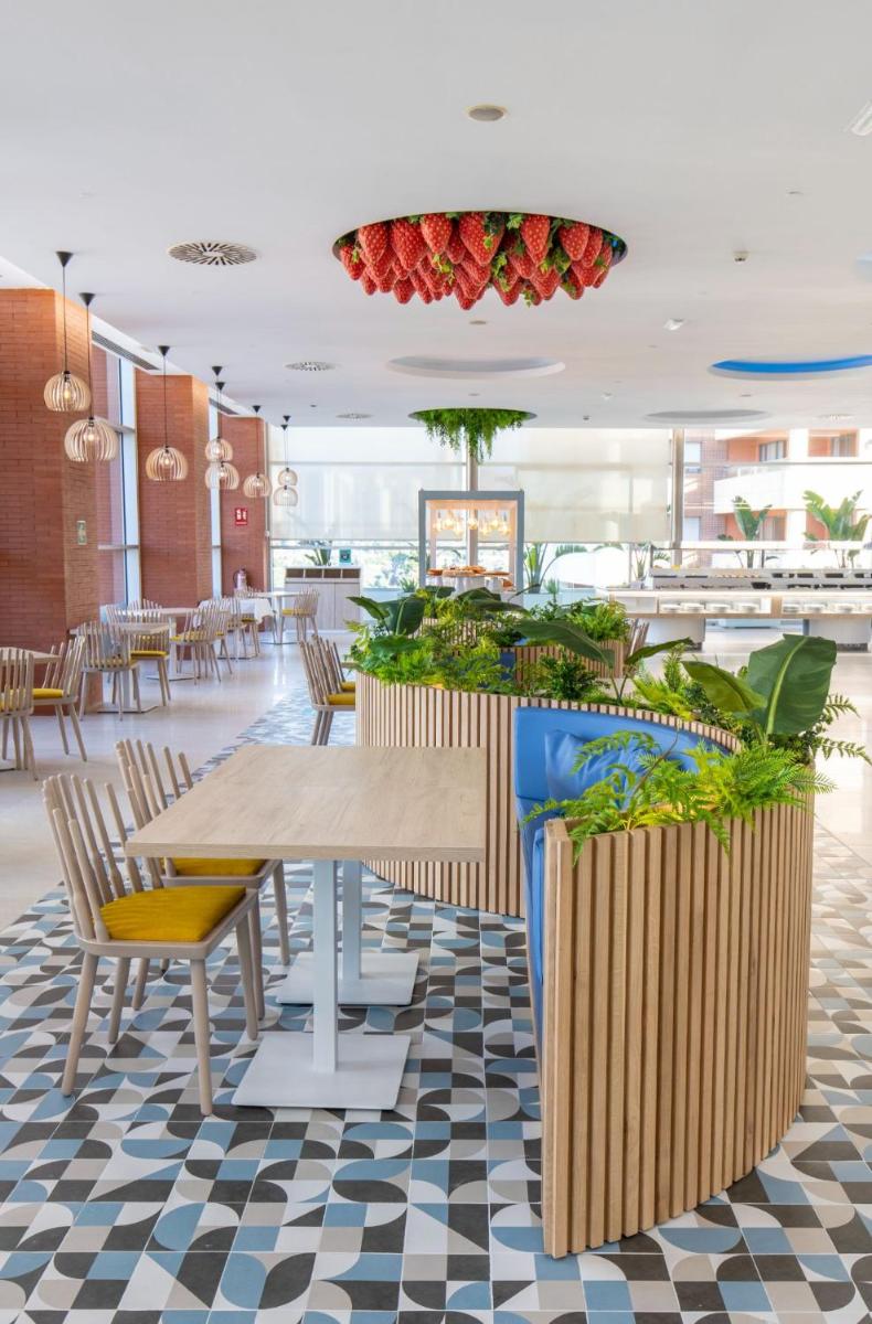 Un restaurante o sitio para comer en Hotel BCL Levante Club & Spa 4 Sup - Only Adults Recomended