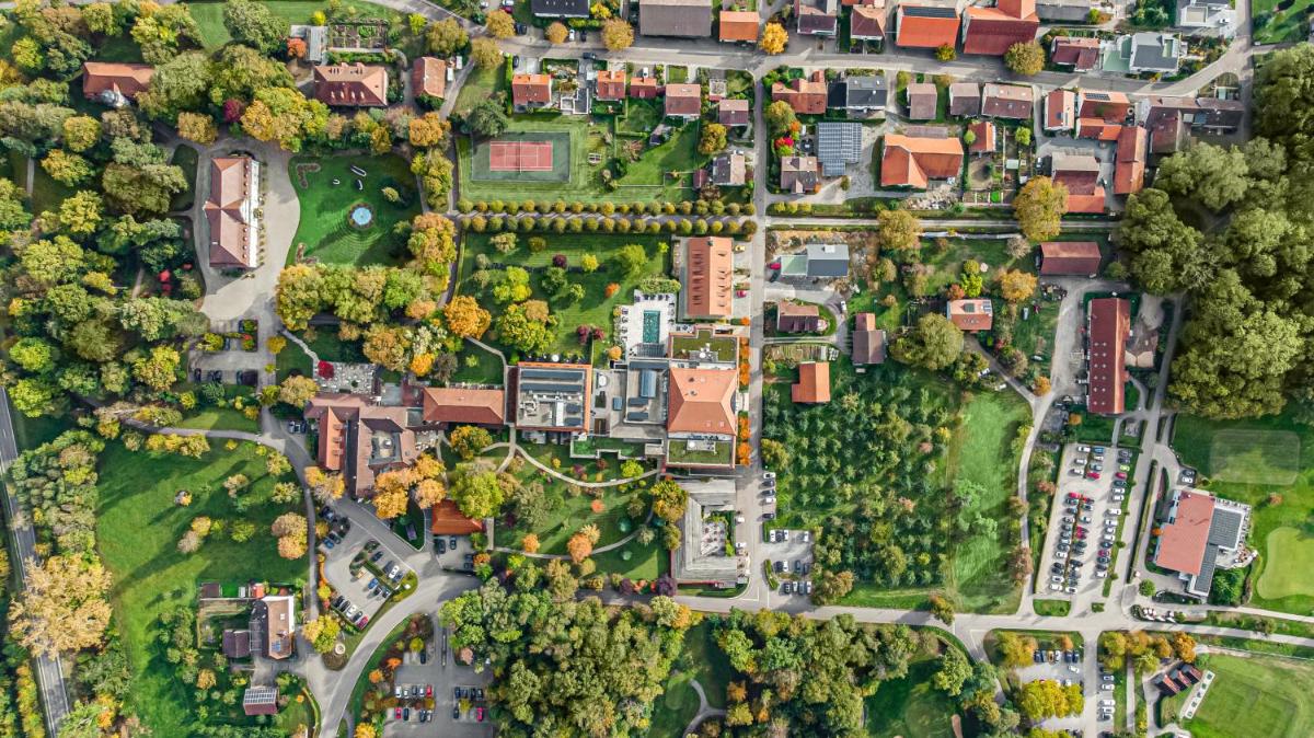 Blick auf Wald & Schlosshotel Friedrichsruhe aus der Vogelperspektive