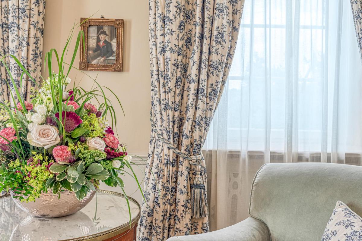 Ein Sitzbereich in der Unterkunft Wald & Schlosshotel Friedrichsruhe
