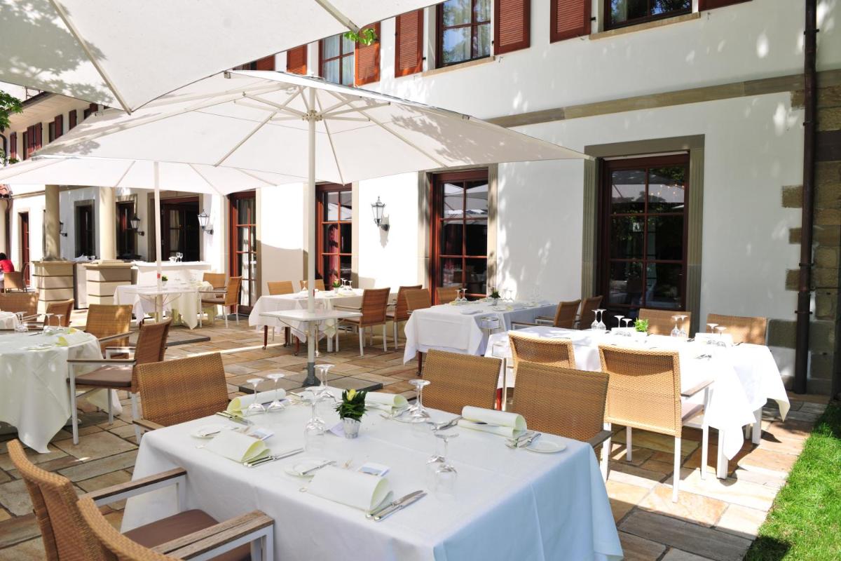 Ein Restaurant oder anderes Speiselokal in der Unterkunft Wald & Schlosshotel Friedrichsruhe