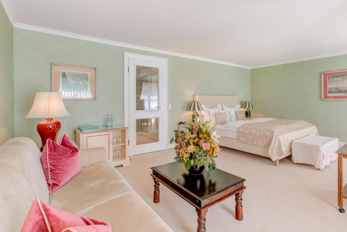 Ein Bett oder Betten in einem Zimmer der Unterkunft Wald & Schlosshotel Friedrichsruhe