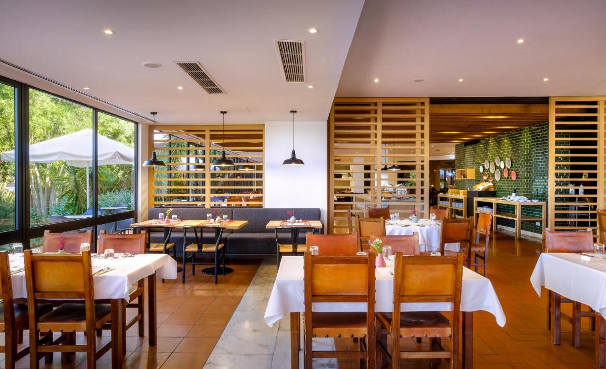 Um restaurante ou outro lugar para comer em Evora Hotel