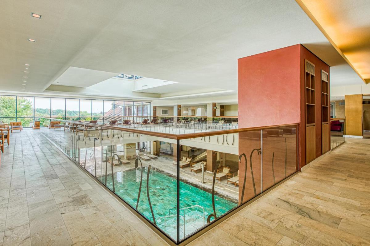 Der Swimmingpool an oder in der Nähe von Wald & Schlosshotel Friedrichsruhe