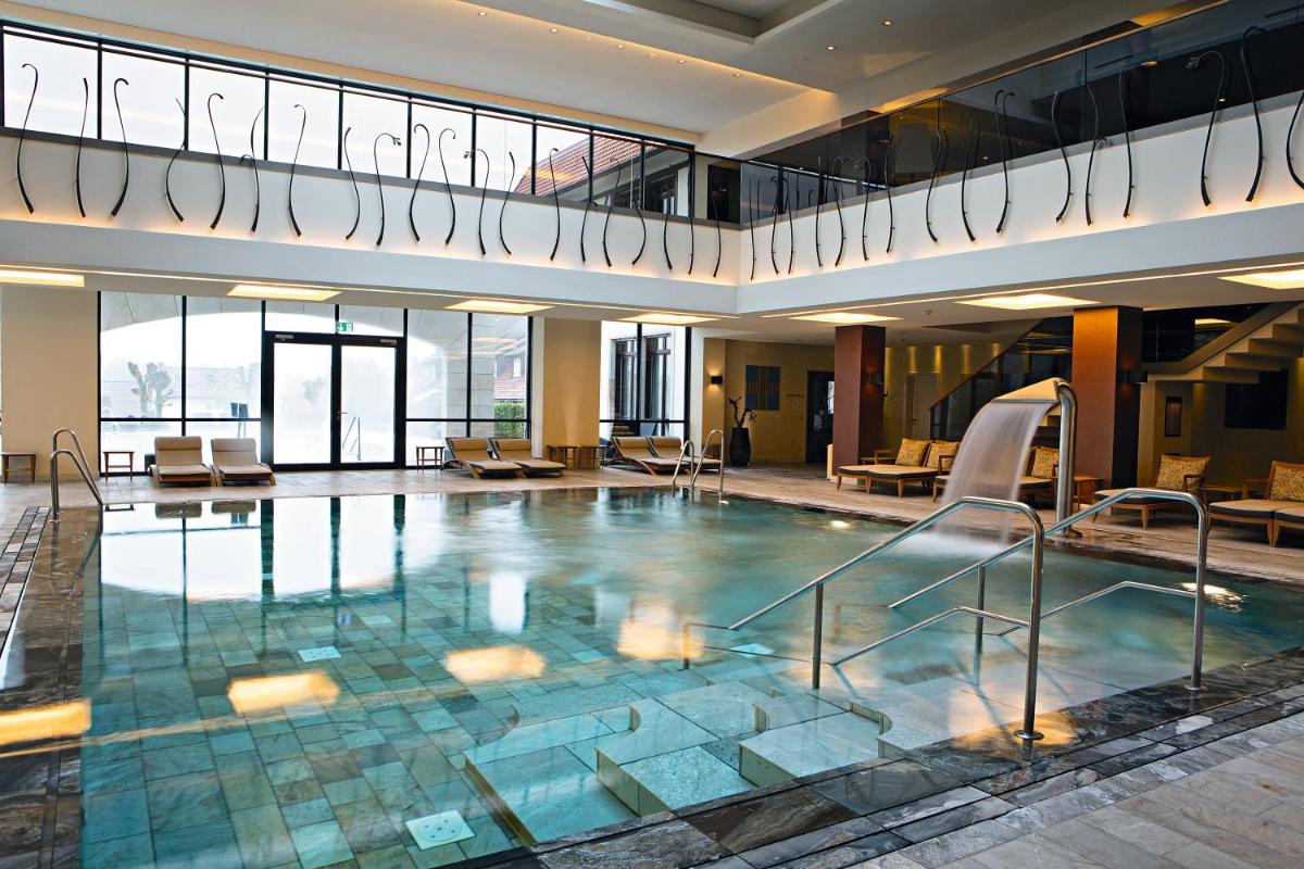 Der Swimmingpool an oder in der Nähe von Wald & Schlosshotel Friedrichsruhe