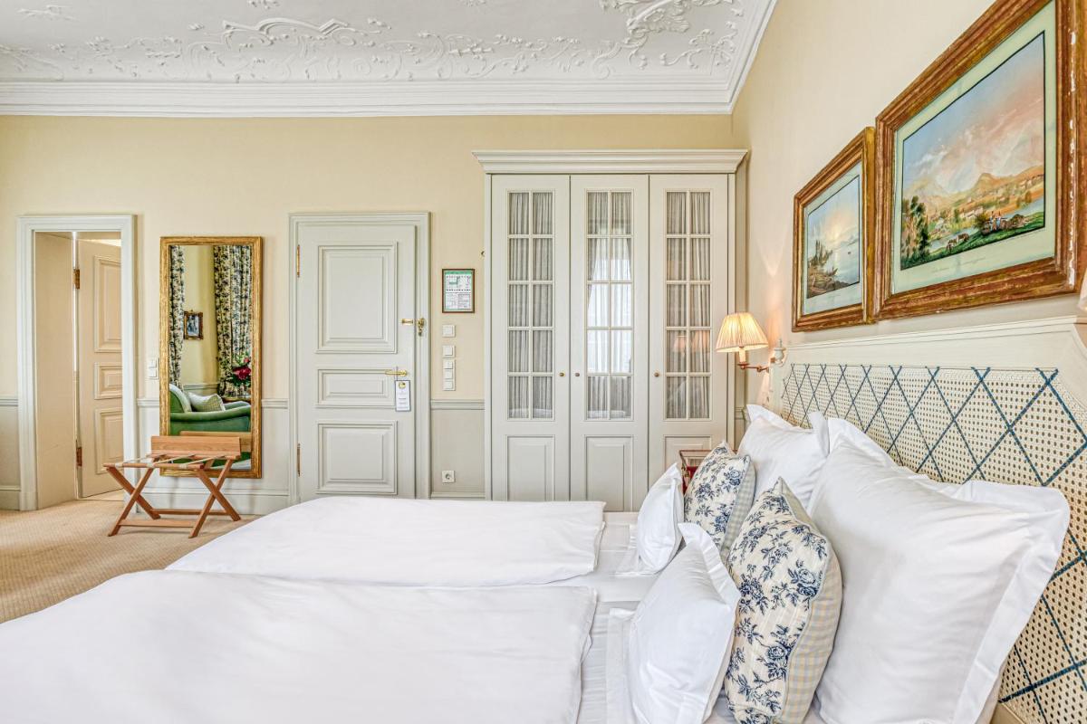 Ein Bett oder Betten in einem Zimmer der Unterkunft Wald & Schlosshotel Friedrichsruhe