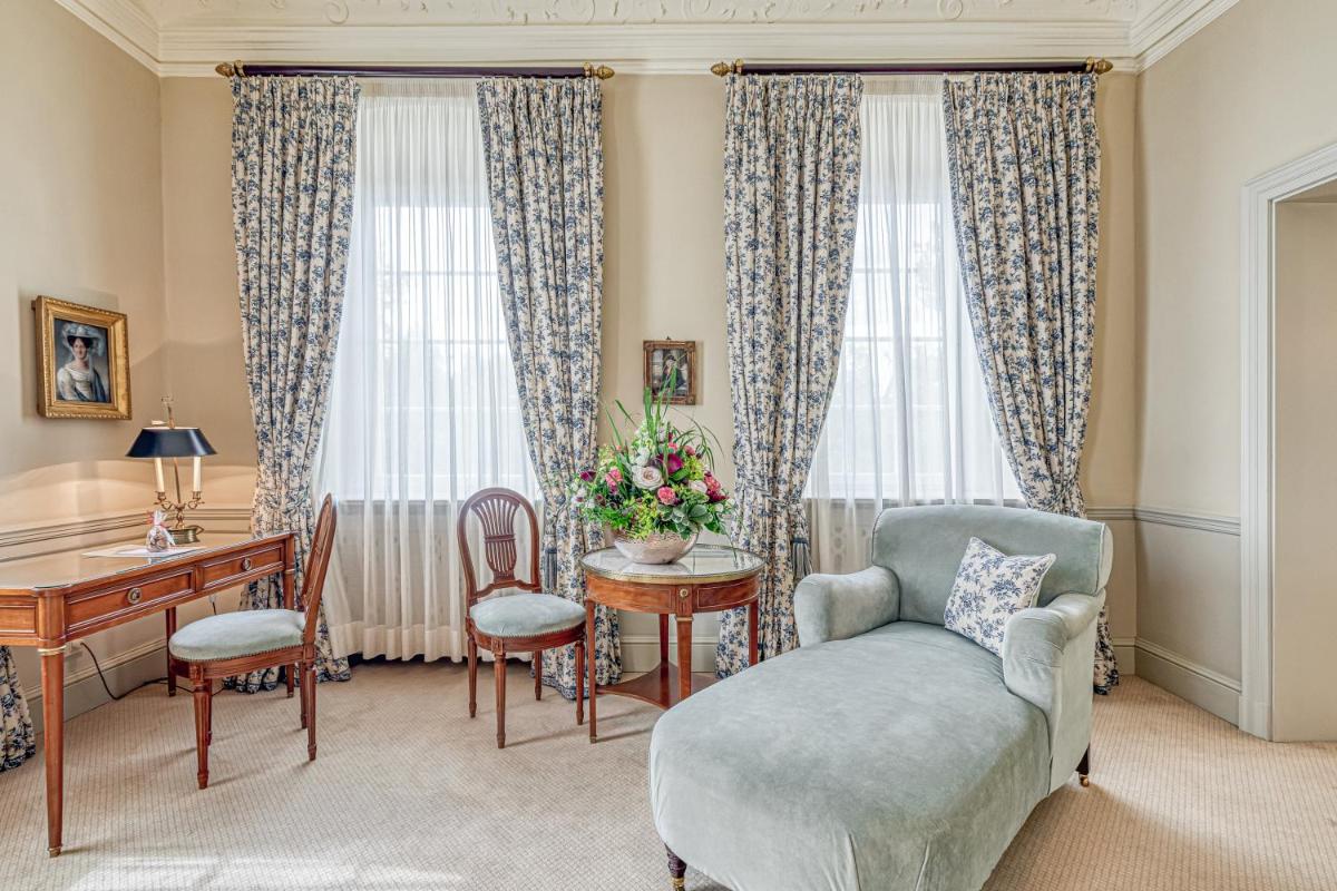 Ein Sitzbereich in der Unterkunft Wald & Schlosshotel Friedrichsruhe