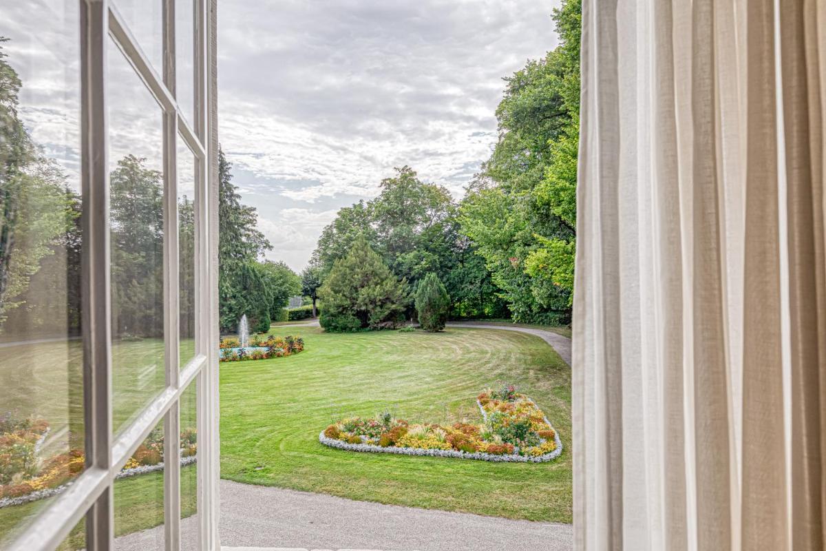 Ein Garten an der Unterkunft Wald & Schlosshotel Friedrichsruhe