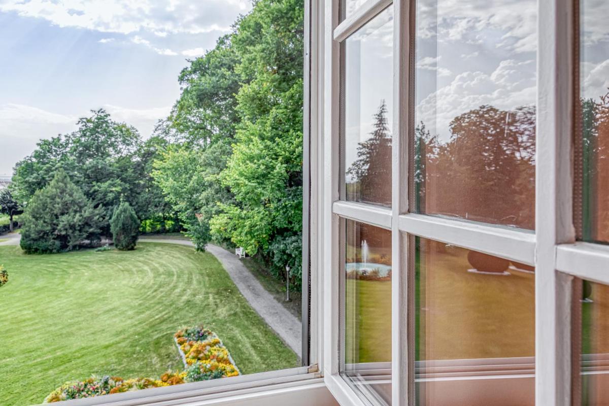 Ein Garten an der Unterkunft Wald & Schlosshotel Friedrichsruhe