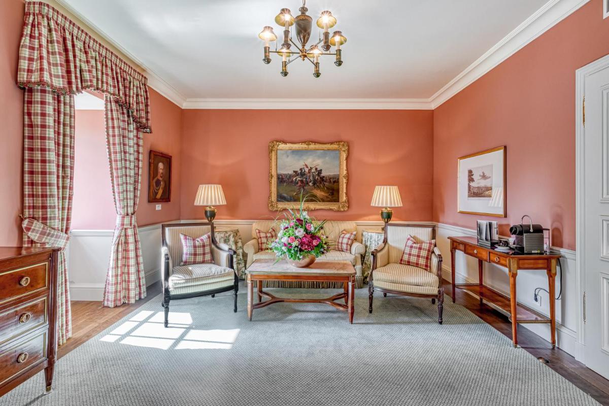 Ein Sitzbereich in der Unterkunft Wald & Schlosshotel Friedrichsruhe
