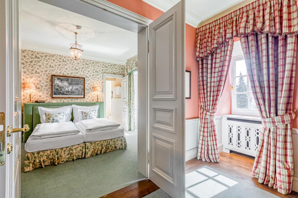 Ein Bett oder Betten in einem Zimmer der Unterkunft Wald & Schlosshotel Friedrichsruhe