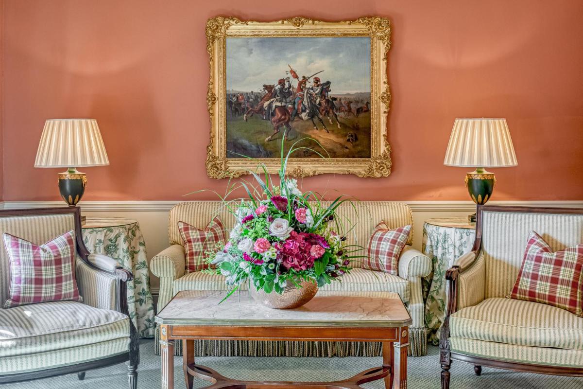 Ein Sitzbereich in der Unterkunft Wald & Schlosshotel Friedrichsruhe