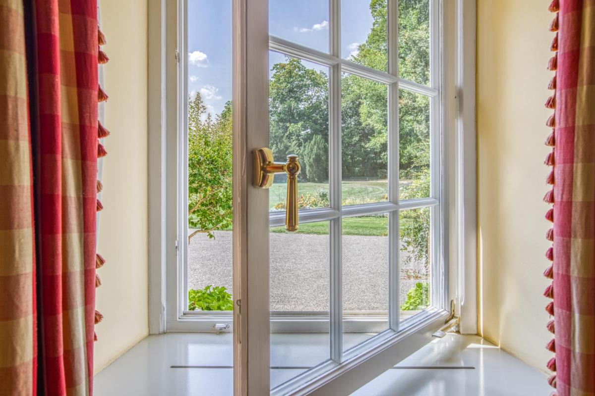 Ein Garten an der Unterkunft Wald & Schlosshotel Friedrichsruhe