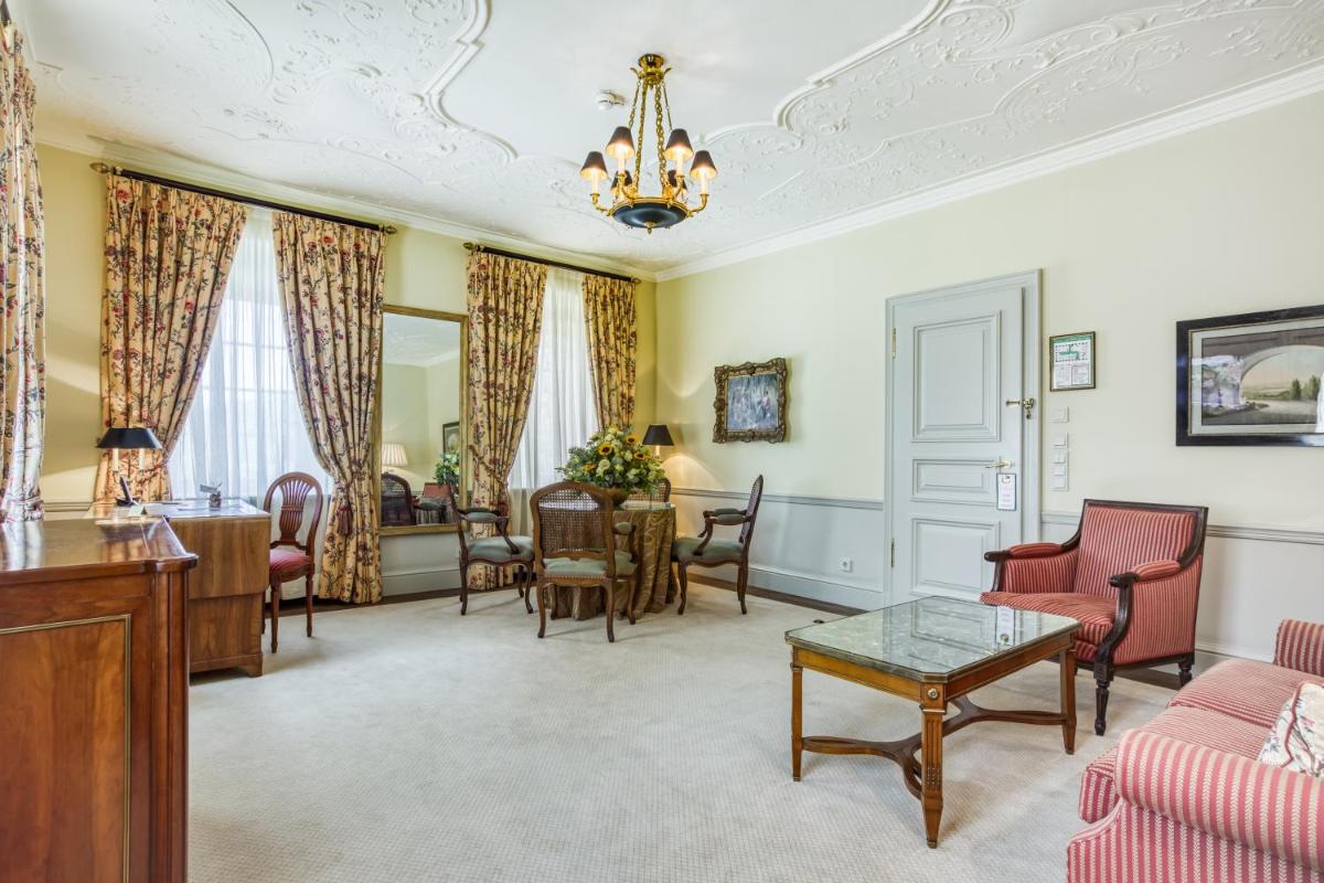 Ein Sitzbereich in der Unterkunft Wald & Schlosshotel Friedrichsruhe