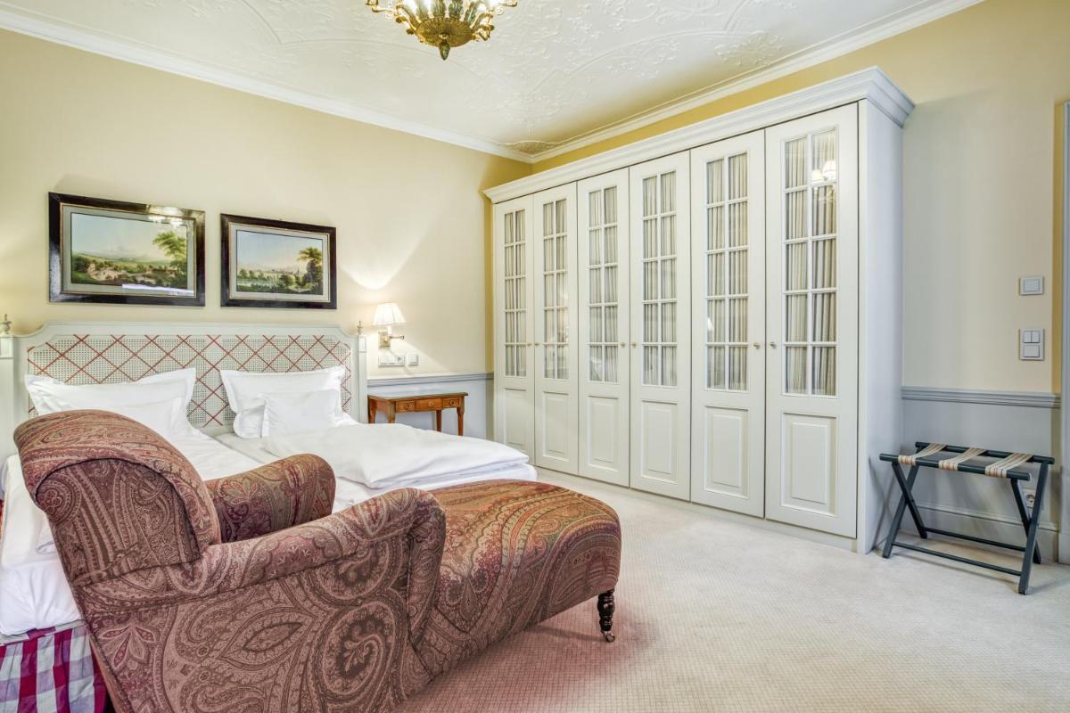 Ein Sitzbereich in der Unterkunft Wald & Schlosshotel Friedrichsruhe