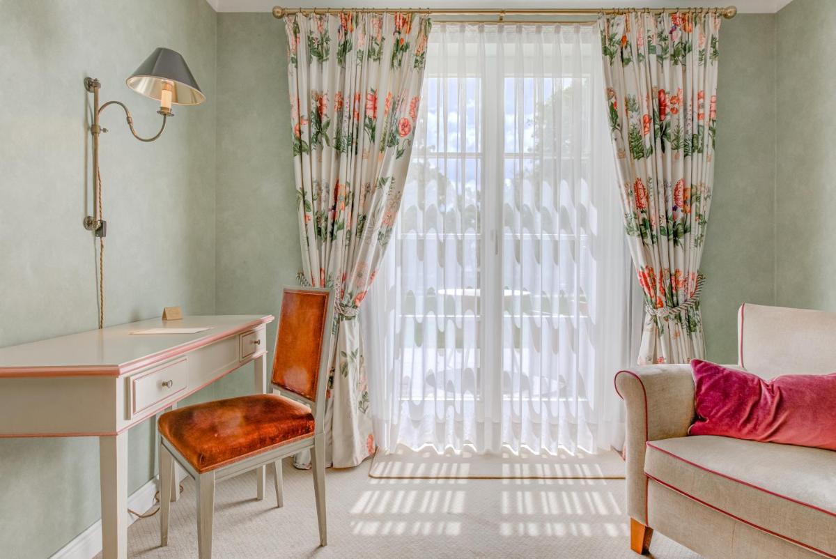 Ein Sitzbereich in der Unterkunft Wald & Schlosshotel Friedrichsruhe