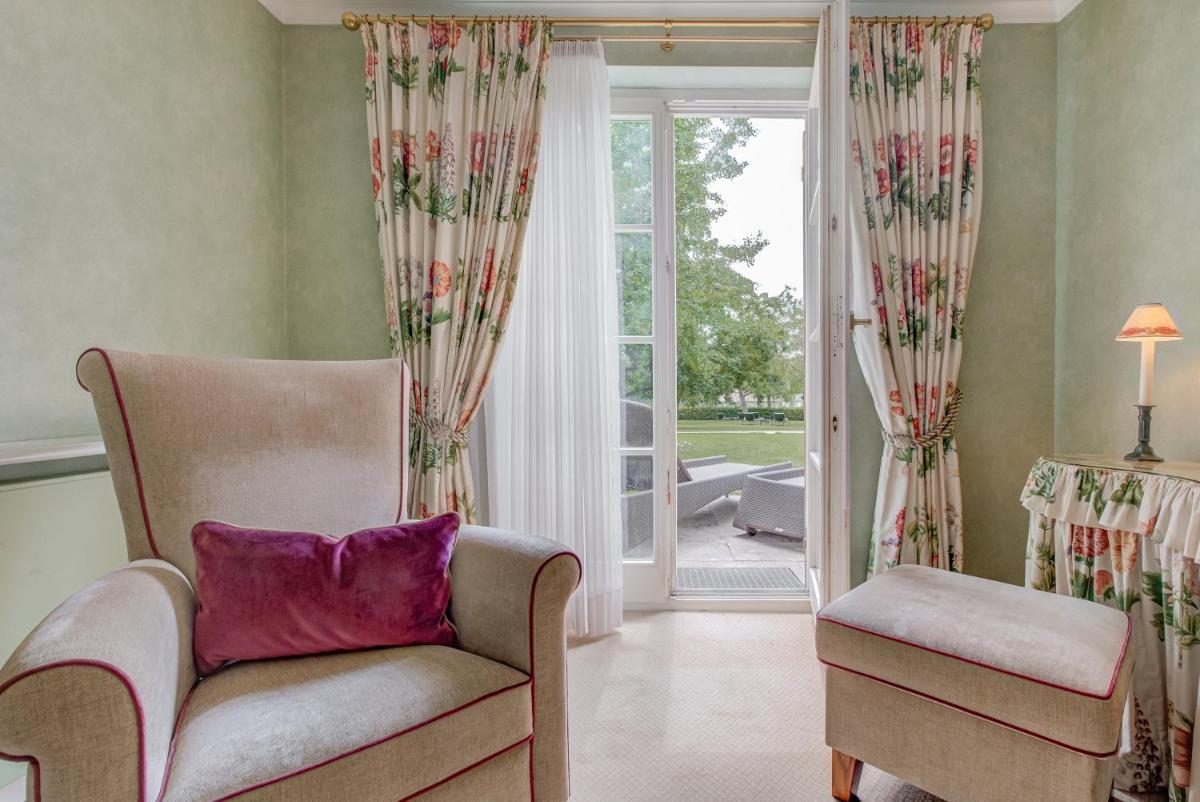 Ein Sitzbereich in der Unterkunft Wald & Schlosshotel Friedrichsruhe