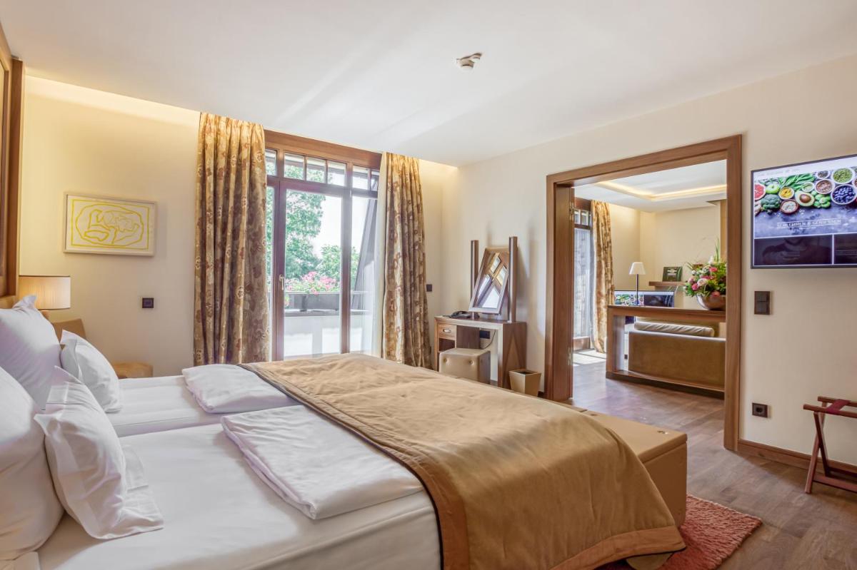 Ein Bett oder Betten in einem Zimmer der Unterkunft Wald & Schlosshotel Friedrichsruhe