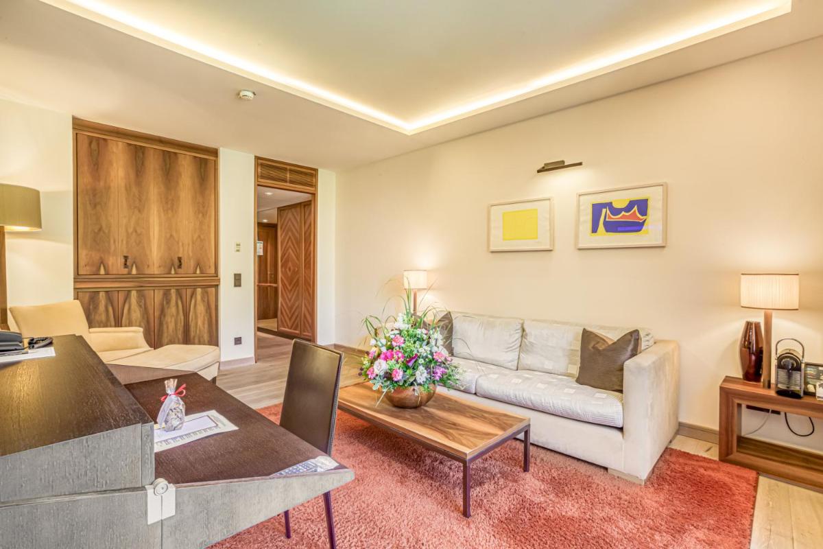 Ein Sitzbereich in der Unterkunft Wald & Schlosshotel Friedrichsruhe
