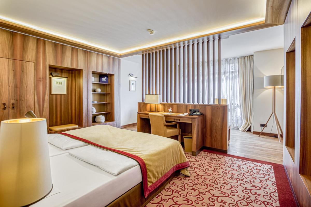 Ein Bett oder Betten in einem Zimmer der Unterkunft Wald & Schlosshotel Friedrichsruhe