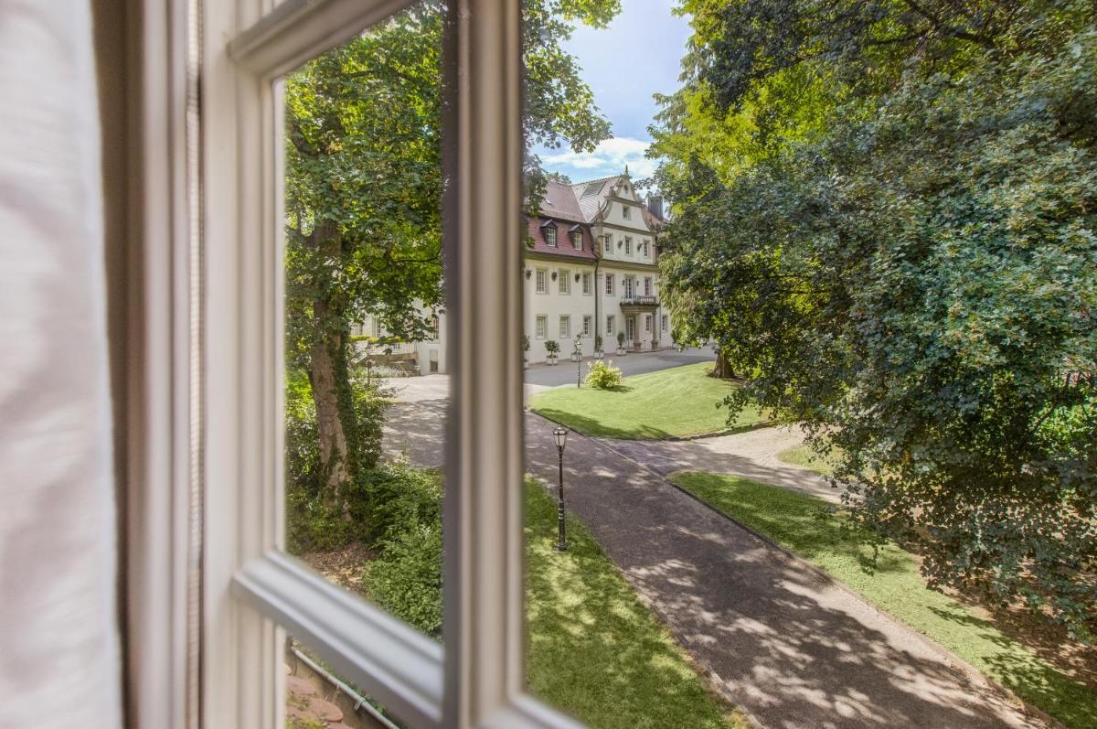 Ein Garten an der Unterkunft Wald & Schlosshotel Friedrichsruhe