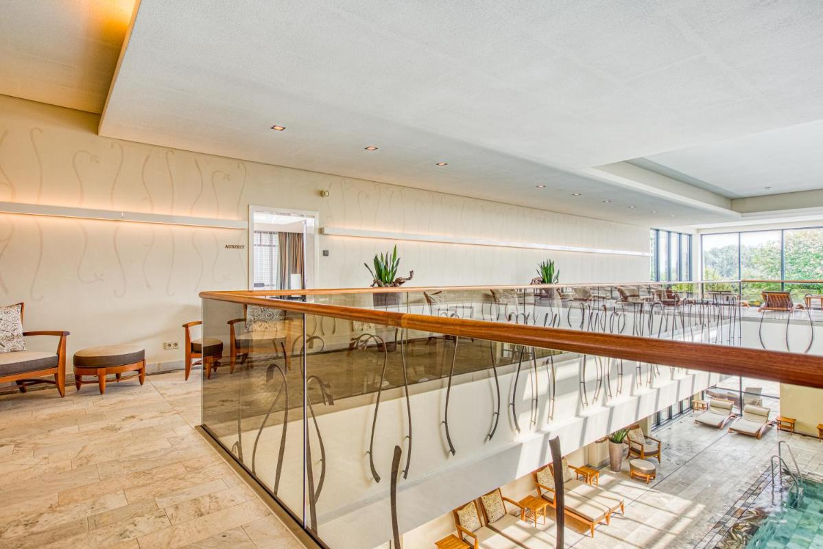 Der Swimmingpool an oder in der Nähe von Wald & Schlosshotel Friedrichsruhe