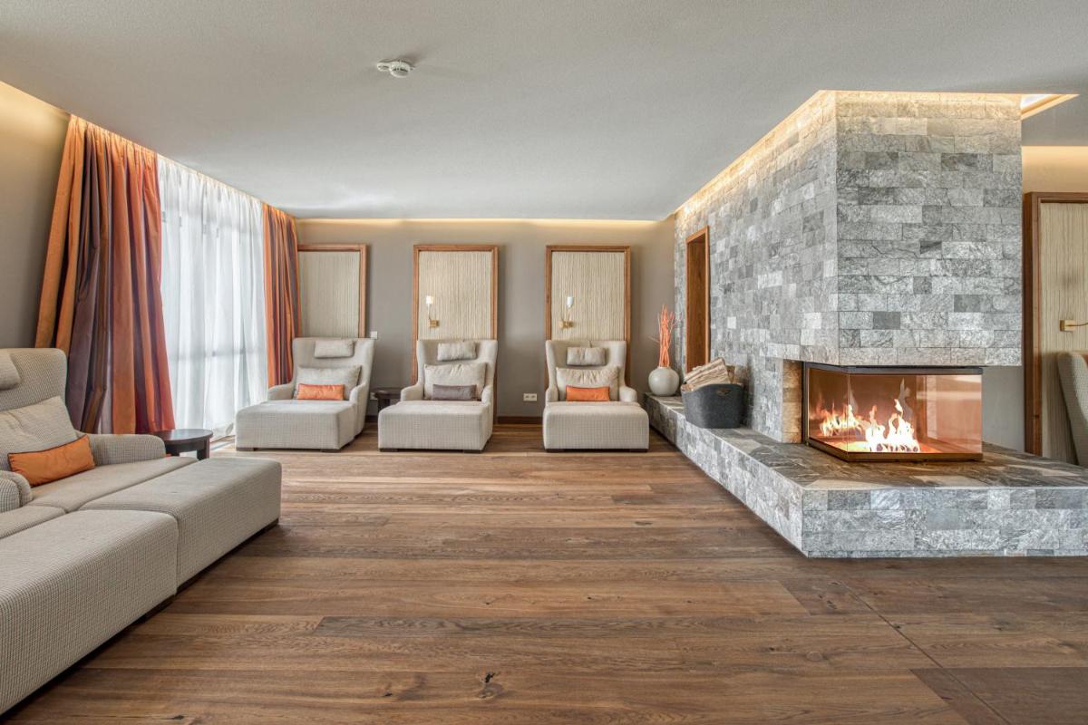 Ein Sitzbereich in der Unterkunft Wald & Schlosshotel Friedrichsruhe