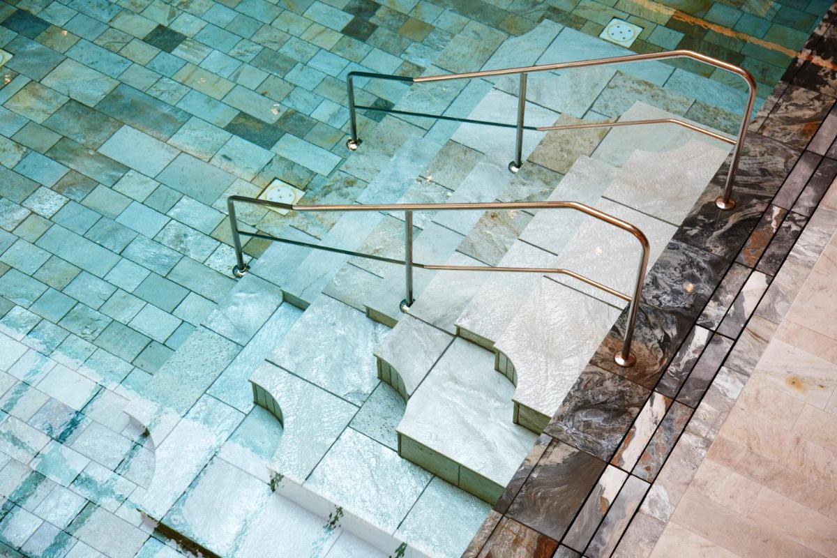 Der Swimmingpool an oder in der Nähe von Wald & Schlosshotel Friedrichsruhe